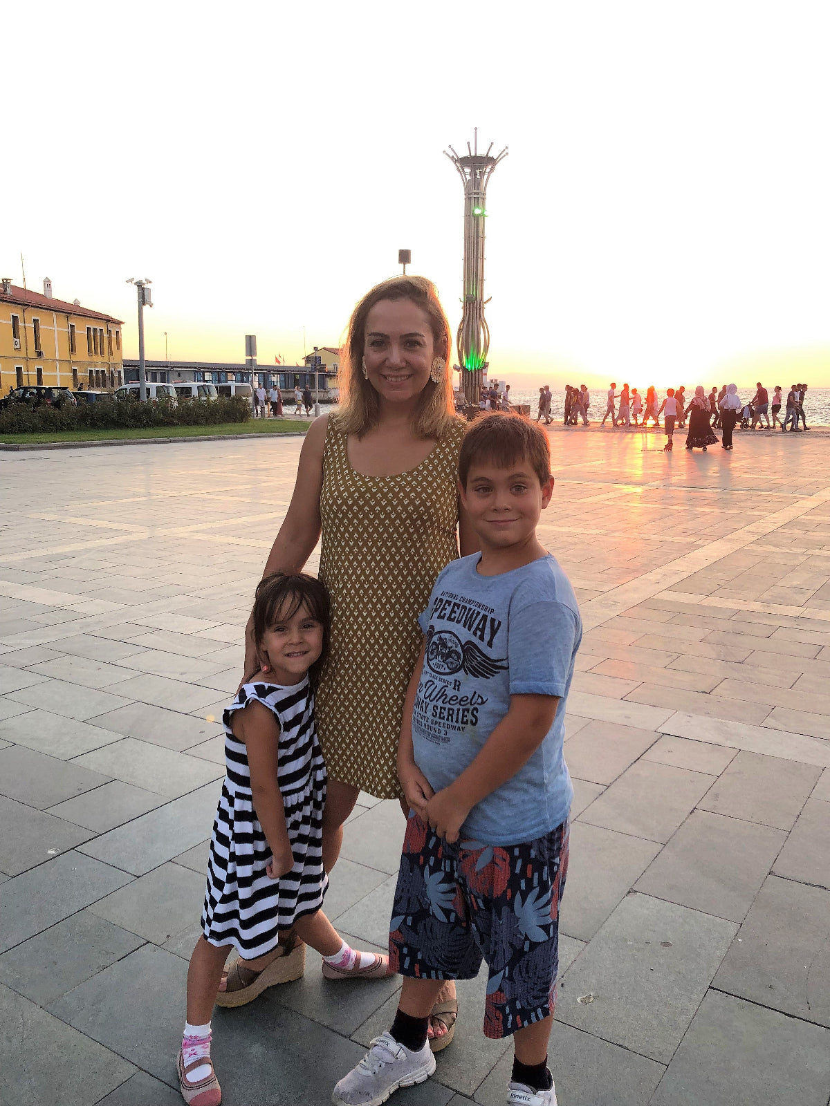 Odd Roar Olsen's wife and kids outdoors