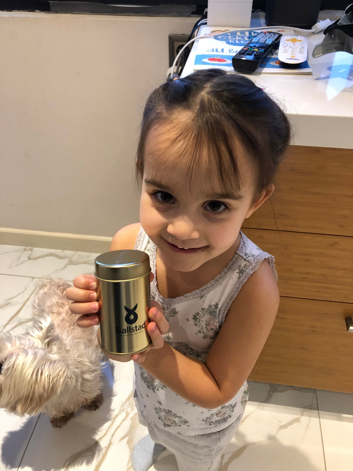 Viktoria Olsen with the Ballstad Omega-3 can